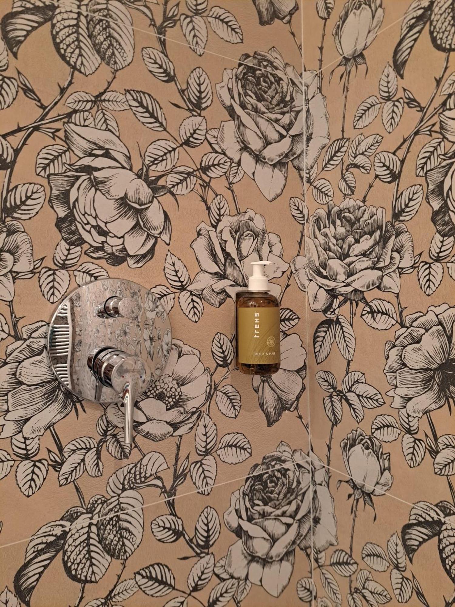 Apartment Wildflower In Privatvilla Im Herzen Merans Eksteriør bilde